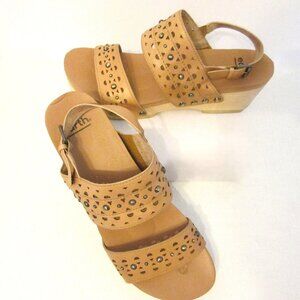 NWOT Earth wedge sandals with brass decor 10M